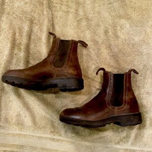 Blundstone boots, water resistant outdoor boots.